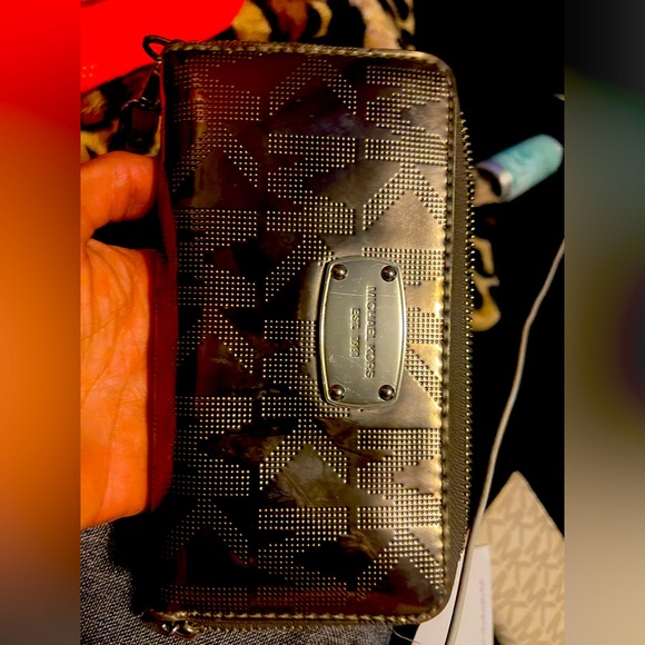 Metallic Micheal Kors wristlet - Picture 1 of 4